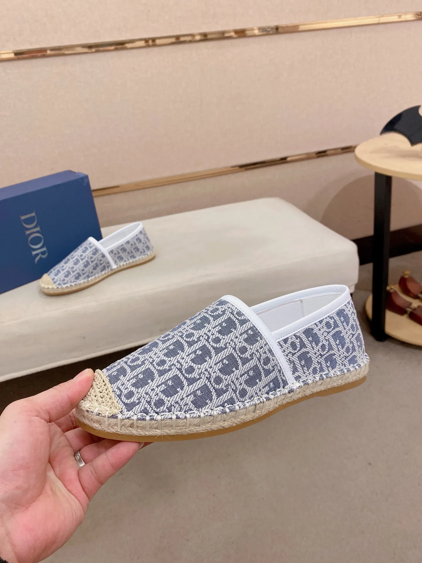 Factory price: 400💰High quality [Dior·Dior] 💫Men's latest slip-on Loaf casual shoes ✔️The original version is available at the counter simultaneously. 1:1 replica🏍️Fabrics: Italian imported fabrics, pure hand-drawn threads, raw rubber breathable and non-slip outsole, lining breathable and comfortable lambskin, 100% comfortable density, original rubber outsole wear-resistant ✔️Code number: 38-44, you deserve it, (Note: 37, 45, 46 can be customized, non-refundable and non-exchangeable)